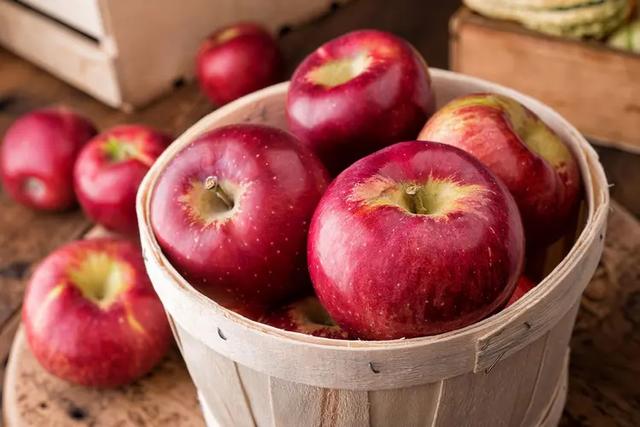 Fresh red apple on a wooden table